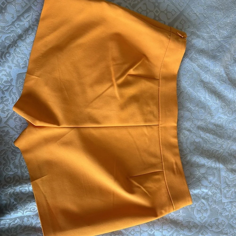 Express Mid Rise Shortie - Picture 2 of 3